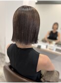 ブリーチ縮毛矯正×グレーブラウンで切りっぱなしボブ