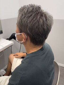 オー(Eau) 大人カジュアルショート/脱白髪染めブリーチ/シルバーグレー