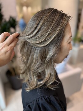 ステア ケース(stair case) ハイライトでレイヤースタイルをさらに立体的に　脱白髪染め