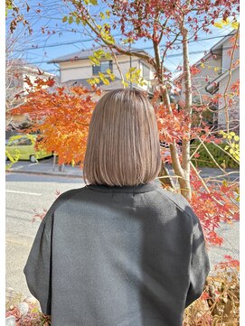 ハイトーングレージュ×パツッとボブ