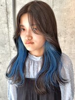 サクラ オモテサンドウ(SAKURA)&nbsp;結んで隠せるインナーカラーブルー　くびれ巻きで派手に！