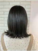 リーオオサカ(Lee Osaka)&nbsp;鎖骨ロブ×ダークグレージュ/kana