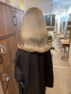 サミット ウル(SUMMIT ulu.) 【ulu yui】外ハネ ミルクティーベージュ ハイトーンカラー