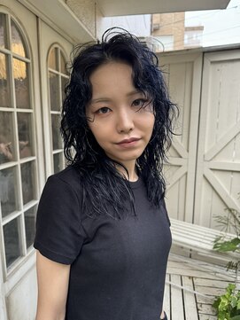 アデ オモテサンドウ(ade omotesando) ダークネイビーとパーマで作るグランジ　ウェーブヘア