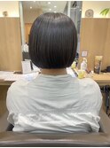 あごのラインの切りっぱなしボブスタイル