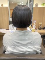 ウイバイファースト(u'i by first)&nbsp;あごのラインの切りっぱなしボブスタイル