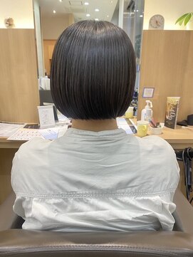 ウイバイファースト(u'i by first) あごのラインの切りっぱなしボブスタイル