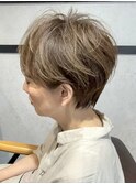 白髪を魅せるブロンドハイライトカラー