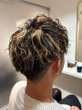 トゥーン 川崎店(TOON) 緩めツイスパ/金メッシュ/刈り上げ