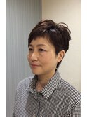 シンプルモードな耳出しショートスタイル。