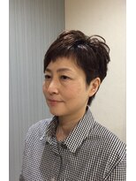 プラスワン 美しが丘店 シンプルモードな耳出しショートスタイル。