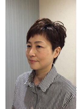 プラスワン 美しが丘店 シンプルモードな耳出しショートスタイル。