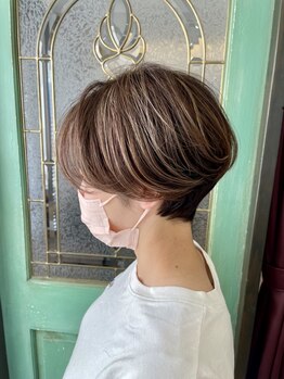 トロンコ(TORONCO)の写真/人気のショートカット×縮毛矯正で女性らしい綺麗なシルエットと艶髪を演出。360°どこから見ても美しさ◎