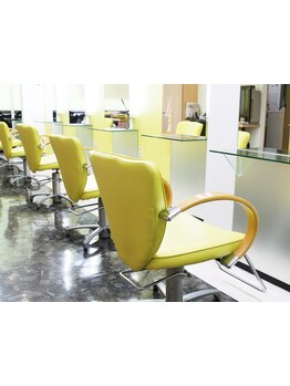 年代問わず、幅広いお客様に好評◎家族で通える！髪のお悩みはお気軽にご相談ください