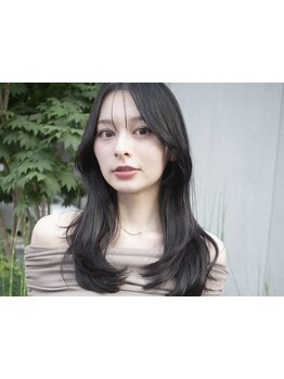 風に揺れるたび、上品に。計算されたシルエットで魅せる大人のミディアム・ロングヘア。