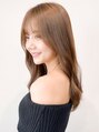 フィオーラ(Fiora)&nbsp;顔周りのカット、レイヤースタイル、巻き髪