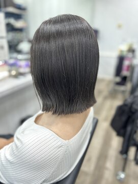 アトレ(attrait) 切りっぱなしボブ/グレージュカラー@attrait_total_beauty