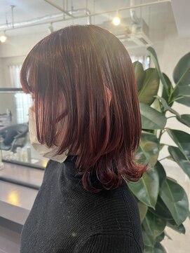 ニィ(2iee.) ウルフカット×ピンクカラー