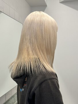 ラフ 新宿(Laff) 新宿 前下がりボブ 切りっぱなしボブ ブリーチ ホワイトブロンド