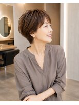 バグズ(Baguz)&nbsp;40代50代小顔ひし形ショート艶感ハイライト大人上品ヘア