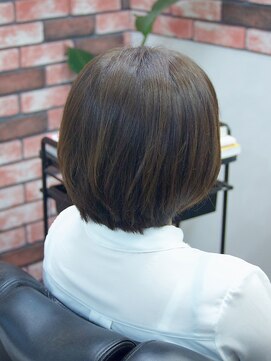 ワンバイワン(ONE BY ONE) シトラスオリーブ、シャープなボブ