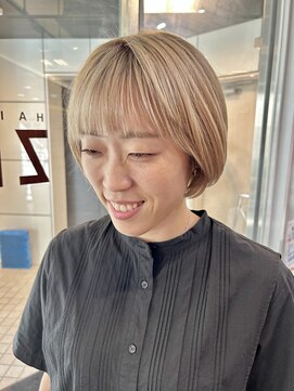 ヘアーアンドメイク ビス(HAIR&MAKE bis) 顔まわりカット☆ハイトーンショート☆ももこ