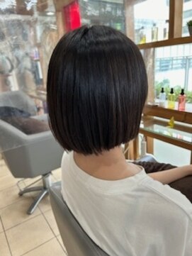 スタジオ アルファプラス 日暮里店(studio α+) ステップボーンカットカットボブショートハイライト白髪ぼかし