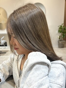  ミディアムレイヤーボブグレージュ顔周りカット