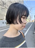 黒髪ショートな前上がりボブ