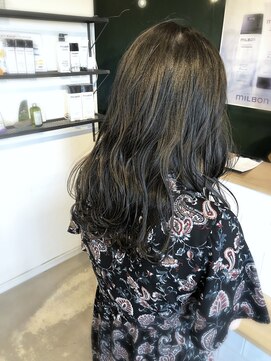 アミィヘアー(Ami Hair) 暗髪ブルーグレージュ×ロング波ウェーブ