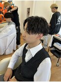 縦落ちツイストスパイラルパーマ×前下がりセンターパート