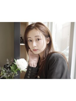 光を味方にする、柔らかな髪色。次回のご来店までずっと良い色が続く。