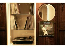新田理髪店の雰囲気（レコードで流れるJAZZ。【理容室】）