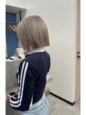 ハイトーンブリーチグレーベージュ切りっぱなしミニボブ可愛い