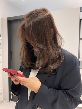 ボンドストーリーホワイト(BondStory White) レイヤーカット/ミディアム/ワンカール/グレージュ