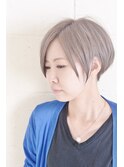 ハイトーングレージュカラーのショートボブ