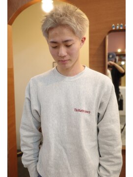 エディ(Edy) スパイキーショート刈り上げ抜きっぱなしブロンド眉毛カット