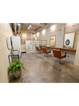 まずは丁寧なカウンセリングから。過去の施術履歴などをヒアリングし、髪の強度をしっかりと見極めます★