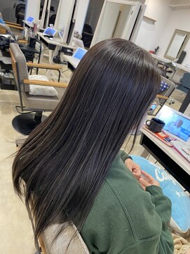 アンジュベイナハ (Ange Bay NAHA) オフィスでも浮かない極細ハイライトカラー