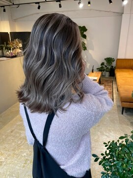 メリー オオサカ(Merly Osaka) ナチュラルで可愛いバレイヤージュ_くすみグレージュカラー_