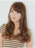 大きめカールでフェミニンな印象のドーリーロング