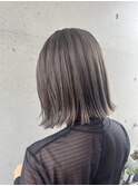 カーキグレージュ 外ハネミディアムスタイル