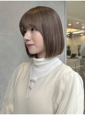 ミルクティーベージュハイトーンボブ切りっぱなしワイドバング夏