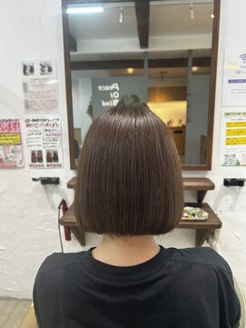 ポム(Pom) 透明感あふれるミルクティーベージュのボブ