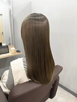 カミエ(kamie) 透明感あるベージュロング × 上質な艶感