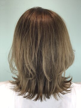 トレパルッキエーレ(tre parrucchiere) ［-tre-］ハイトーンレイヤーボブ