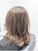 外ハネミディアム×ヌーディベージュ×コテ巻きスタイル