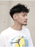 Barber風スキンフェードのクロップスタイル黒髪ニュアンスパーマ