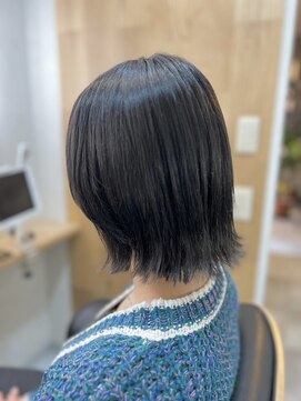 ハサミバイアトリエナガノ 千葉(8sami by atelier nagano) ショートボブ/センターパート/ツヤ髪/グラデーション/イヤリング