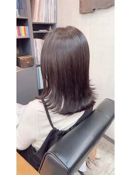 オト(oto) カジュアルもフェミニンも◎万能な外ハネピンクロング/艶カラー